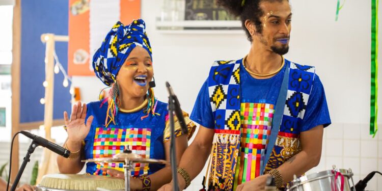 CMEIs do Litoral recebem espetáculo que aproxima crianças da ancestralidade afroindígena