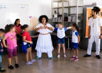 CMEIs do Litoral recebem espetáculo que aproxima crianças da ancestralidade afroindígena