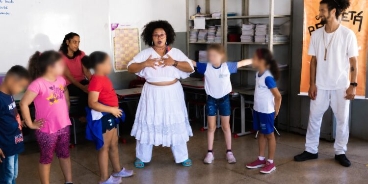 CMEIs do Litoral recebem espetáculo que aproxima crianças da ancestralidade afroindígena