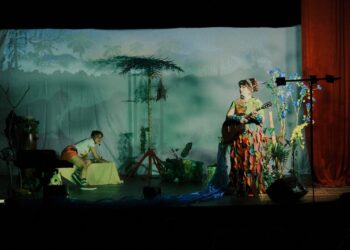 Após estreia com teatro lotado em Antonina, “Juju e a Juçara” segue programação no Litoral com espetáculo e oficinas gratuitas