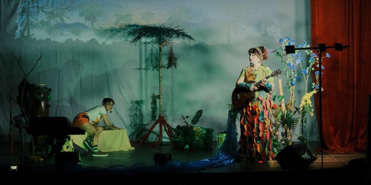 Após estreia com teatro lotado em Antonina, “Juju e a Juçara” segue programação no Litoral com espetáculo e oficinas gratuitas