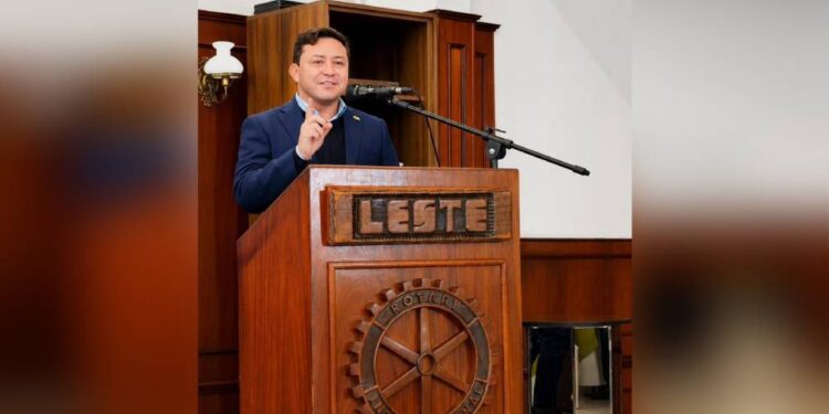 Rafael Folmann é homenageado pelo Rotary Club de Curitiba Leste por sua contribuição ao desenvolvimento humano, comunitário e cívico no Paraná