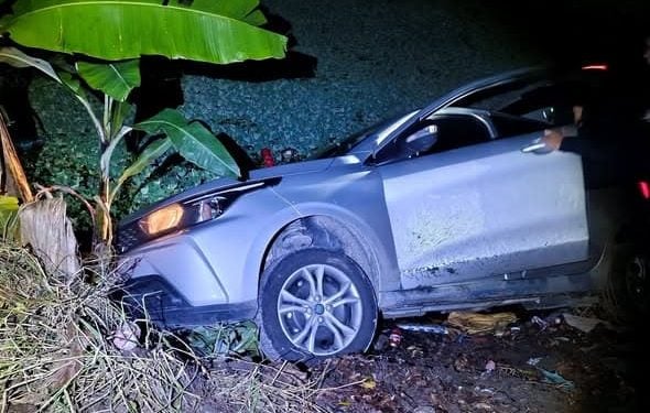 Automóvel é encontrado pela Guarda Municipal parcialmente submerso em canal de Matinhos