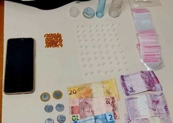 ROMU apreende adolescentes suspeitos de envolvimento com o tráfico de drogas no bairro Santa Maria em Paranaguá; dupla estava no meio da mata fechada