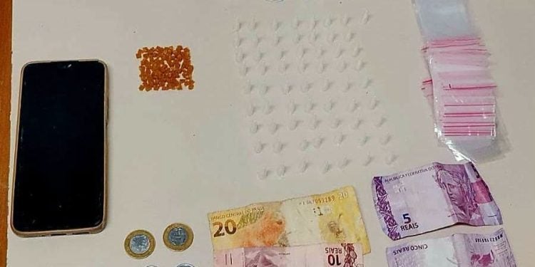 ROMU apreende adolescentes suspeitos de envolvimento com o tráfico de drogas no bairro Santa Maria em Paranaguá; dupla estava no meio da mata fechada