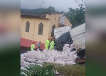 URGENTE: Caminhão carregado com sacarias bate em igreja no km 35 da BR-277, em Morretes