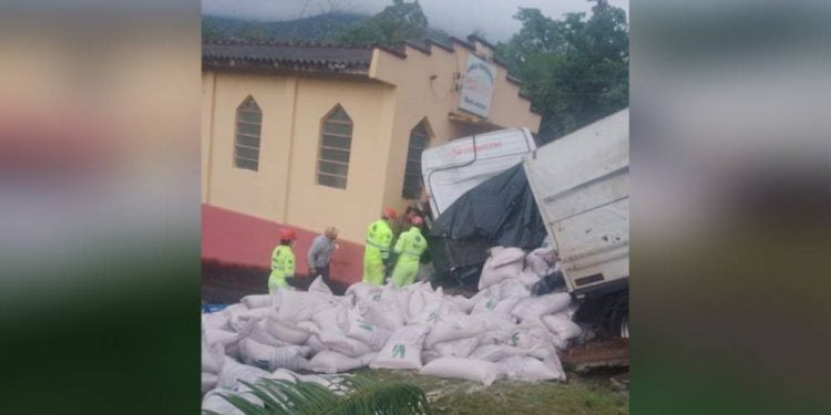 URGENTE: Caminhão carregado com sacarias bate em igreja no km 35 da BR-277, em Morretes