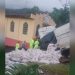 URGENTE: Caminhão carregado com sacarias bate em igreja no km 35 da BR-277, em Morretes