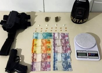 Simulacro de pistola, porções de cocaína, buchas de maconha e pedras de crack são apreendidas pela ROTAM em Antonina