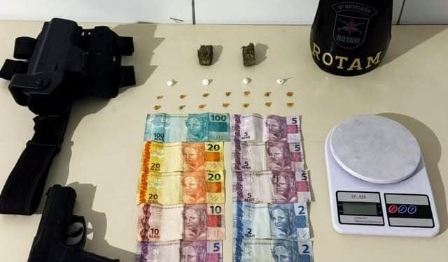 Simulacro de pistola, porções de cocaína, buchas de maconha e pedras de crack são apreendidas pela ROTAM em Antonina