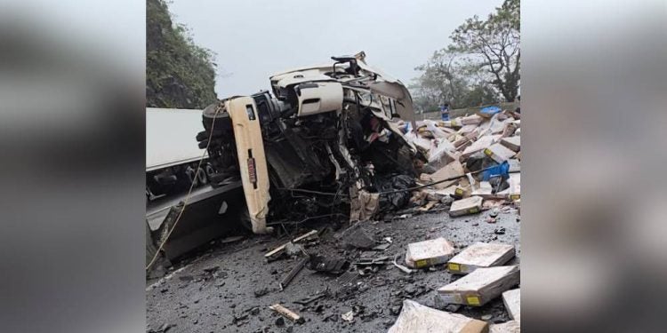 Caminhoneiro morre após tombamento na BR-277 em Morretes; acidente deixa seis feridos e interdita rodovia