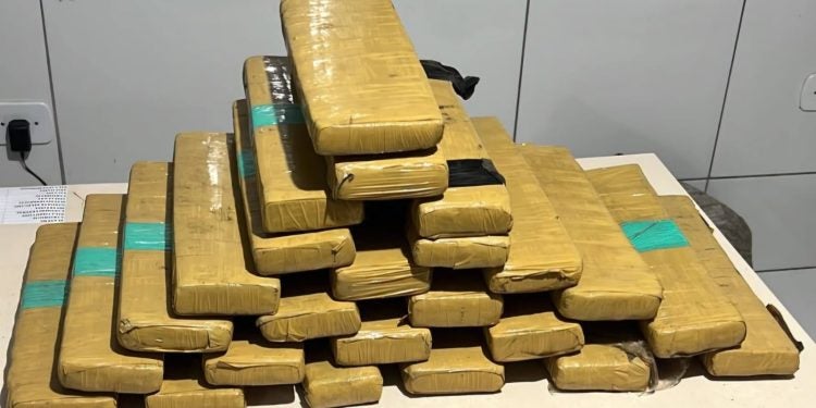 Patrulha Costeira apreende 18 quilos de maconha durante abordagem de trânsito em Antonina
