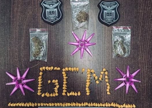 Homem enrolado em cobertor escondia bolsa com drogas em Matinhos; suspeito foi preso pela GCM 