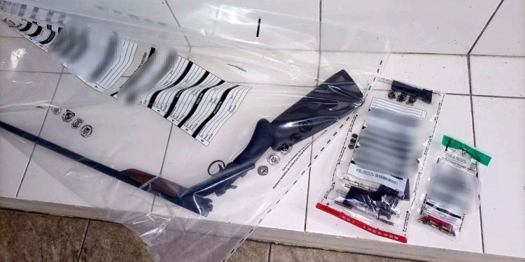 Idosa é ameaçada de morte pelo marido em Guaraqueçaba; uma pistola, uma espingarda e munições foram apreendidas pela PM na residência do casal