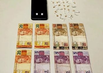Suspeita de envolvimento com o tráfico de drogas é presa pela Guarda Municipal em Pontal do Paraná; mulher negociava entorpecentes pelo celular