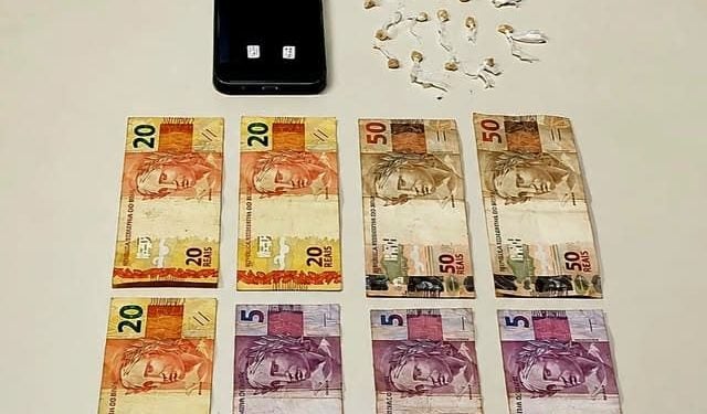 Suspeita de envolvimento com o tráfico de drogas é presa pela Guarda Municipal em Pontal do Paraná; mulher negociava entorpecentes pelo celular