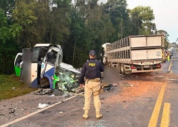 Colisão frontal entre micro-ônibus e caminhão na BR-373, em Ipiranga (PR), deixa ao menos 23 mortos
