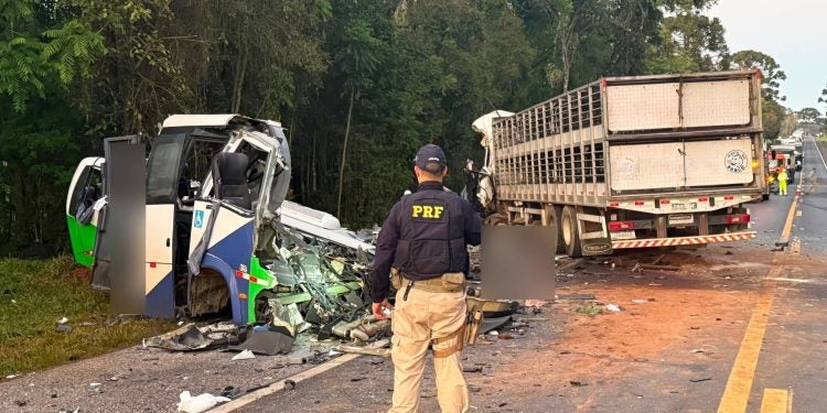 Colisão frontal entre micro-ônibus e caminhão na BR-373, em Ipiranga (PR), deixa ao menos 23 mortos