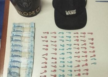 Mulher é flagrada pela ROMU com pedras de crack escondidas na jaqueta; abordagem aconteceu na Vila Rute em Paranaguá