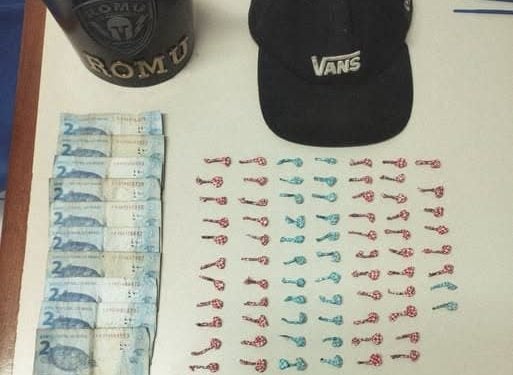 Mulher é flagrada pela ROMU com pedras de crack escondidas na jaqueta; abordagem aconteceu na Vila Rute em Paranaguá 