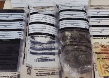 PM flagra dupla escondendo entorpecentes em arbusto na frente da rodoviária de Paranaguá