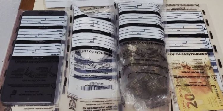 PM flagra dupla escondendo entorpecentes em arbusto na frente da rodoviária de Paranaguá 