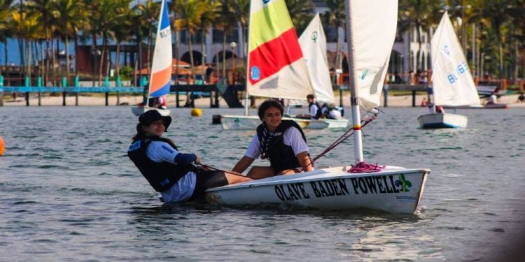 Regata dos Escoteiros do Mar reúne jovens em competição de vela no Rio Itiberê