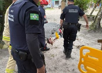 Vítima de queda na Ilha do Mel é resgatada em ação conjunta; idosa sofreu ferimentos na cabeça e perna direita