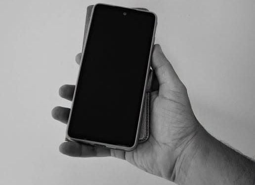 Idosa é assaltada em ponto de ônibus em Paranaguá; criminoso pediu para fazer uma ligação no celular da vítima 