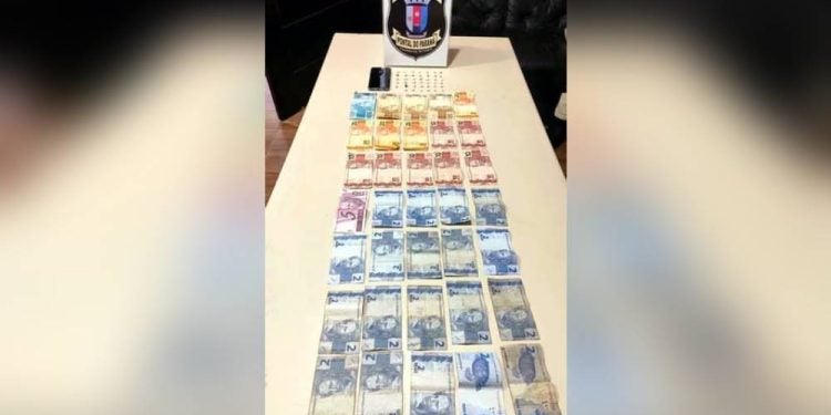 Adolescente é flagrado pela Guarda Municipal com mais de 40 pedras de crack e dinheiro do tráfico em balneário de Pontal do Paraná
