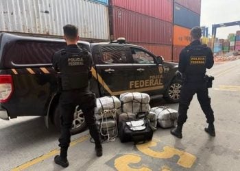 Polícia Federal encontra sacos com cocaína jogados no pátio do terminal de contêineres do Porto de Paranaguá