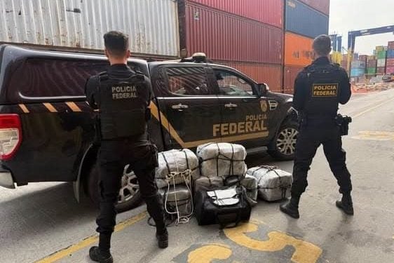 Polícia Federal encontra sacos com cocaína jogados no pátio do terminal de contêineres do Porto de Paranaguá