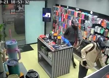 Assaltantes armados invadem loja de celulares e assistência técnica em Paranaguá