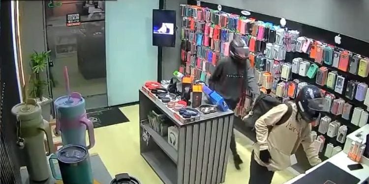 Assaltantes armados invadem loja de celulares e assistência técnica em Paranaguá