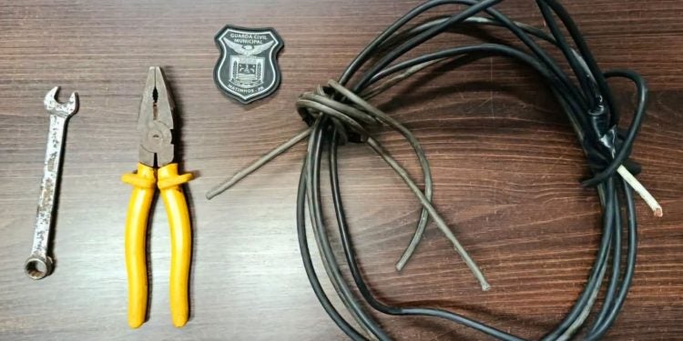 Homem é flagrado furtando fiação elétrica em Matinhos; indivíduo foi preso pela GCM