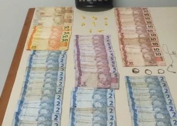 Pedras de crack e dinheiro são encontrados pela ROMU dentro de um sofá na Vila Padre Jackson em Paranaguá 