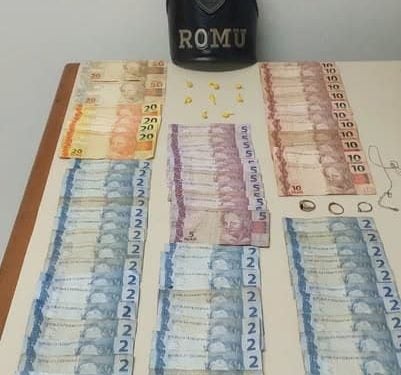 Pedras de crack e dinheiro são encontrados pela ROMU dentro de um sofá na Vila Padre Jackson em Paranaguá