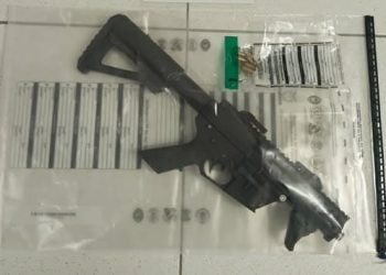 PM encontra submetralhadora jogada em uma valeta na Colônia Cambará em Matinhos; policiais trocaram tiros com um suspeito