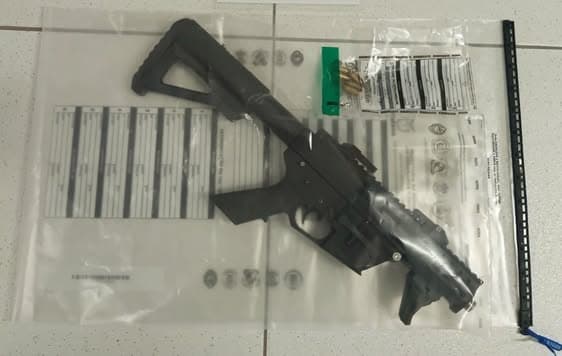 PM encontra submetralhadora jogada em uma valeta na Colônia Cambará em Matinhos; policiais trocaram tiros com um suspeito