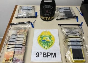 Rapaz flagrado comercializando drogas no portão de uma residência é preso pela Polícia Militar na Vila Cruzeiro 
