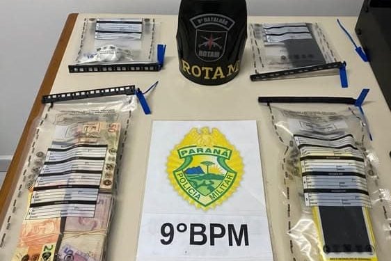 Rapaz flagrado comercializando drogas no portão de uma residência é preso pela Polícia Militar na Vila Cruzeiro