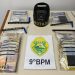 Rapaz flagrado comercializando drogas no portão de uma residência é preso pela Polícia Militar na Vila Cruzeiro 
