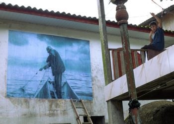 Fotografias foram instaladas em casas e comércios da Ilha de Eufrasina. Foto: Juan Roseno