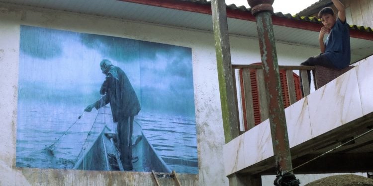 Fotografias foram instaladas em casas e comércios da Ilha de Eufrasina. Foto: Juan Roseno