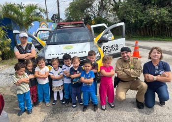 PM realiza ação educativa sobre segurança no trânsito para crianças em Pontal do Paraná