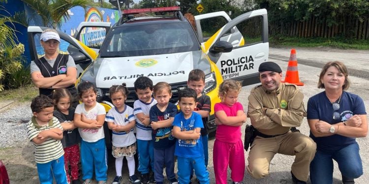 PM realiza ação educativa sobre segurança no trânsito para crianças em Pontal do Paraná