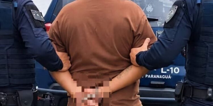 Rapaz que furtou frascos com perfume em loja do centro de Paranaguá é preso pela GCM, no momento da abordagem ele bateu a cabeça em um muro